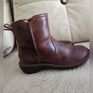 UGG Cream and Tan Boots.Good ConditionSmal Scrach See Last Pic..